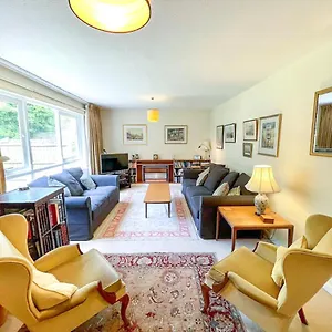 Suburban Bliss In Desirable Trinity, Free Parking Holiday home